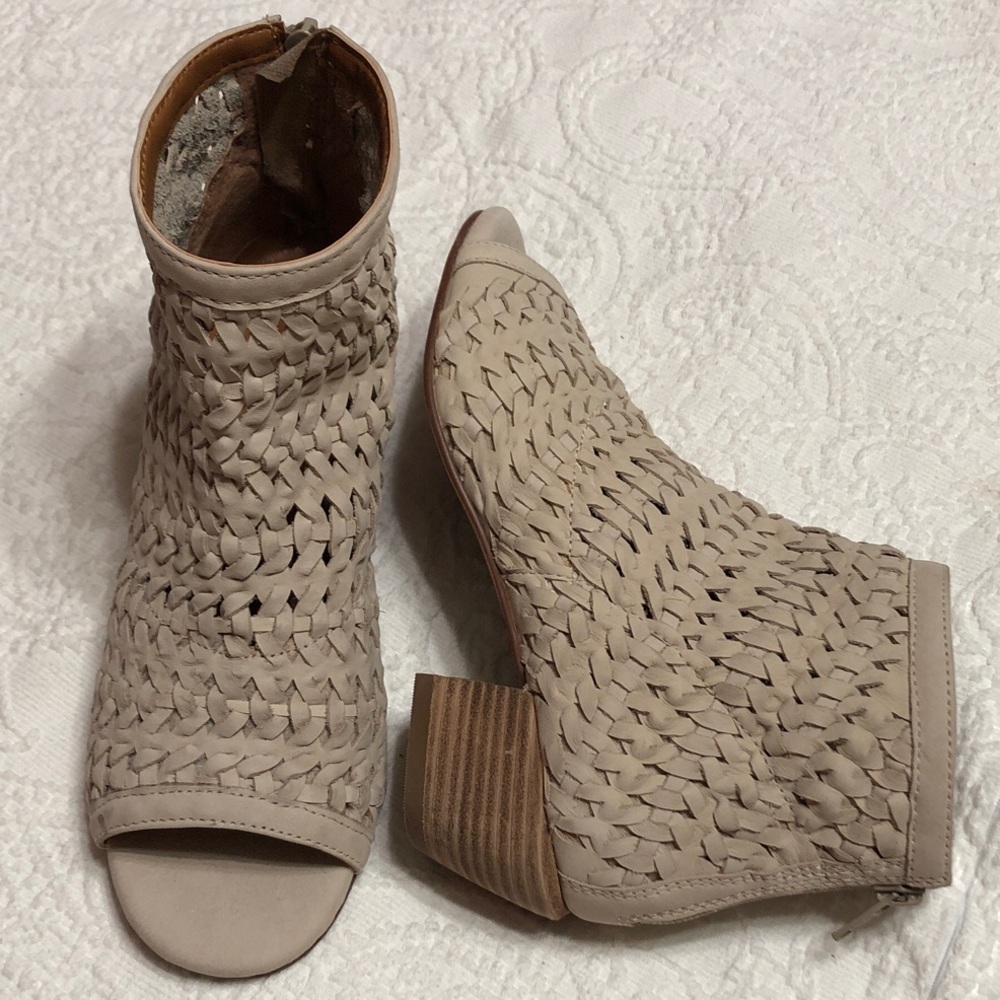 NEW! Lucky Brand Woven Almond Beige Peep-Toe Ankle Boots Size 6.5M Basket Weave
